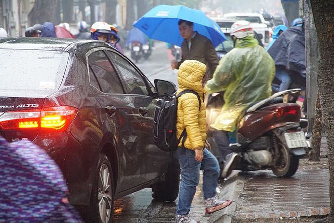 Người Hà Nội vất vả trong ngày mịt mù mưa rét tăng cường